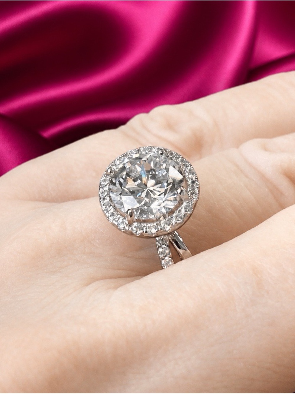 Stunning Swarovski-grade Austrian crystal solitaire w/halo Accents. 925 s.silver